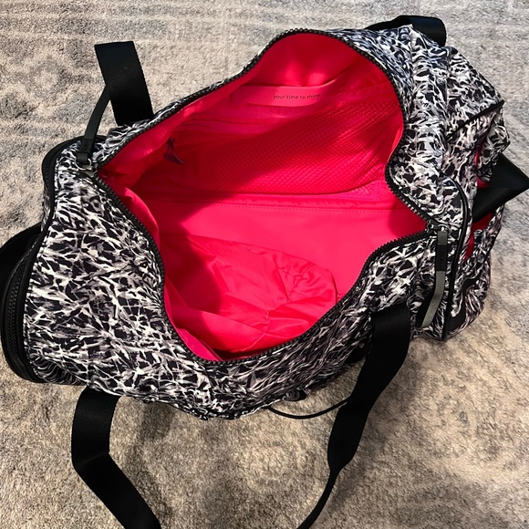 Lululemon Run Ways Duffel Ripple Seal Grey Black - Picture 3 of 7